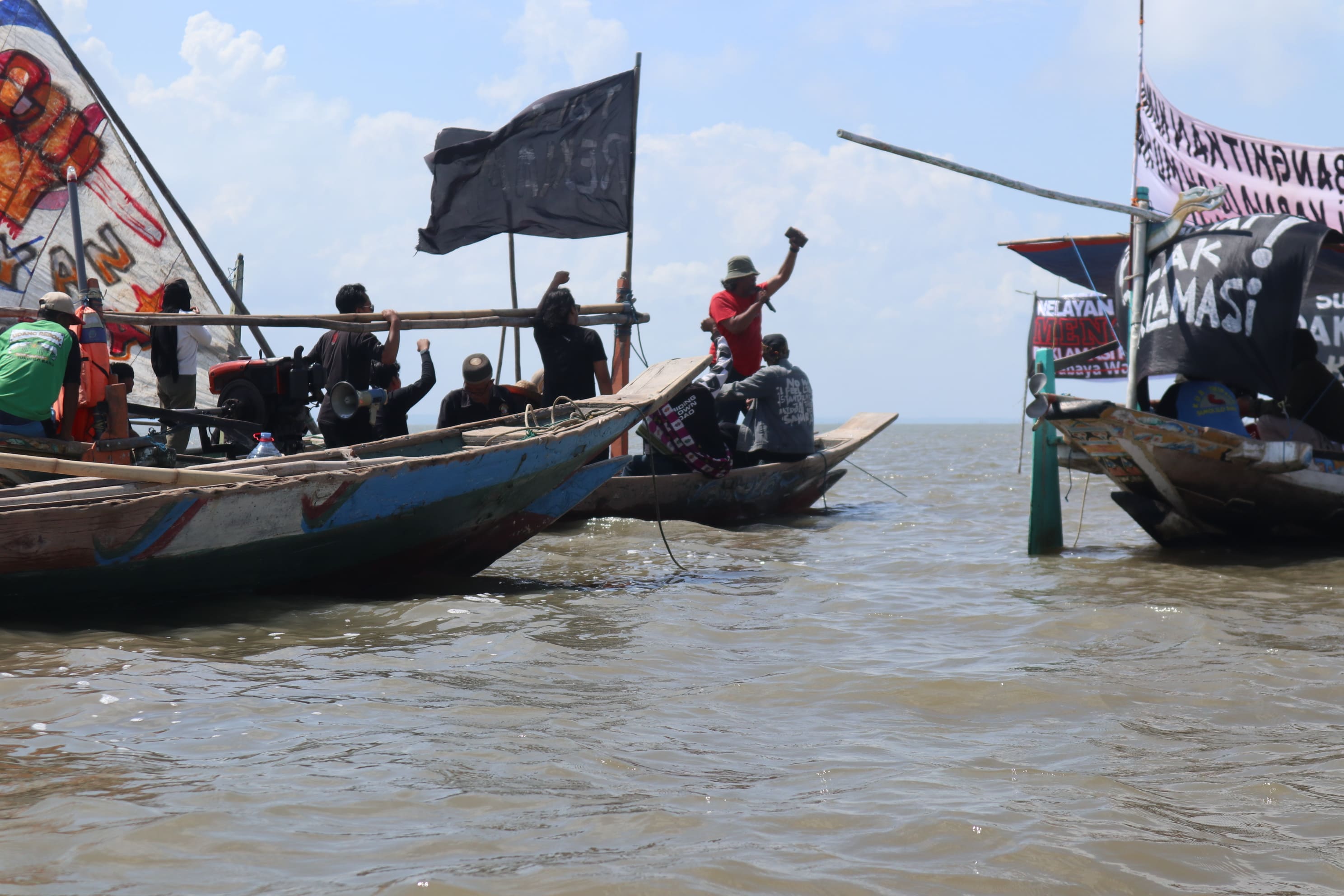 Suara Tolak Reklamasi PSN SWL Berkumandang di Atas Laut Kenjeran