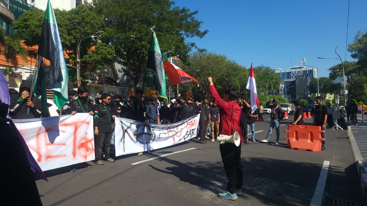 BBM Melonjak, MBG Mubazir: Mahasiswa Surabaya Kepung Gedung Dewan Tuntut Reformasi Total