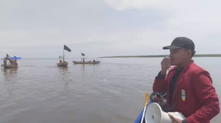 Milad Muhammadiyah Ke-113, PC IMM Surabaya Melakukan Apel Di Laut Sebagai Pengingat Pemerintah Terhadap Surabaya Waterfront Land